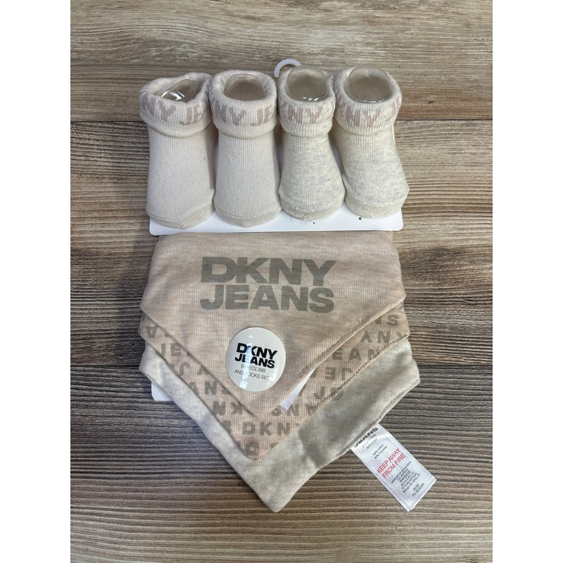 DKNY Baby 5pc Bibs and Sock Gift Set Beige sz 6-12m
